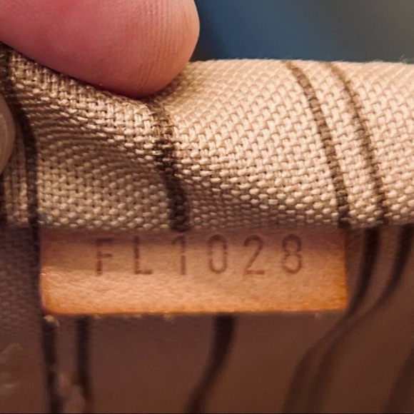 Authentic Louis Vuitton Neverfull MM Tote - Picture 4 of 11